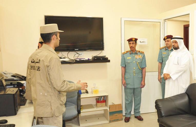 قائد عام شرطة عجمان يتفقد قسم متابعة المخالفين والأجانب وقسم مسرح الجريمة